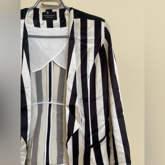 NWOT Urban Renewal Black and White Striped Satin Blazer Women Size M US - Picture 4 of 5